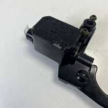 Carica l'immagine nel visualizzatore di Gallery, POMPA FRENO ORIGINALE PIAGGIO BEVERLY SX USATA CM089804