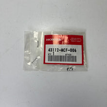 Carica l'immagine nel visualizzatore di Gallery, FERMO STAFFA PINZA FRENO ORIGINALE HONDA 43112MCF006