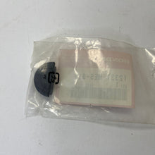 Carica l'immagine nel visualizzatore di Gallery, GOMMINO TAPPO LATERALE TESTATA ORIGINALE HONDA 1233ME5010