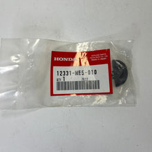 Carica l'immagine nel visualizzatore di Gallery, GOMMINO TAPPO LATERALE TESTATA ORIGINALE HONDA 1233ME5010