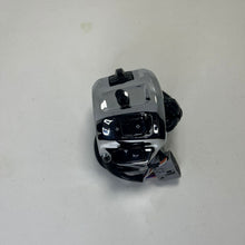 Carica l'immagine nel visualizzatore di Gallery, MANICOTTO SX VESPA USATO 1D003878