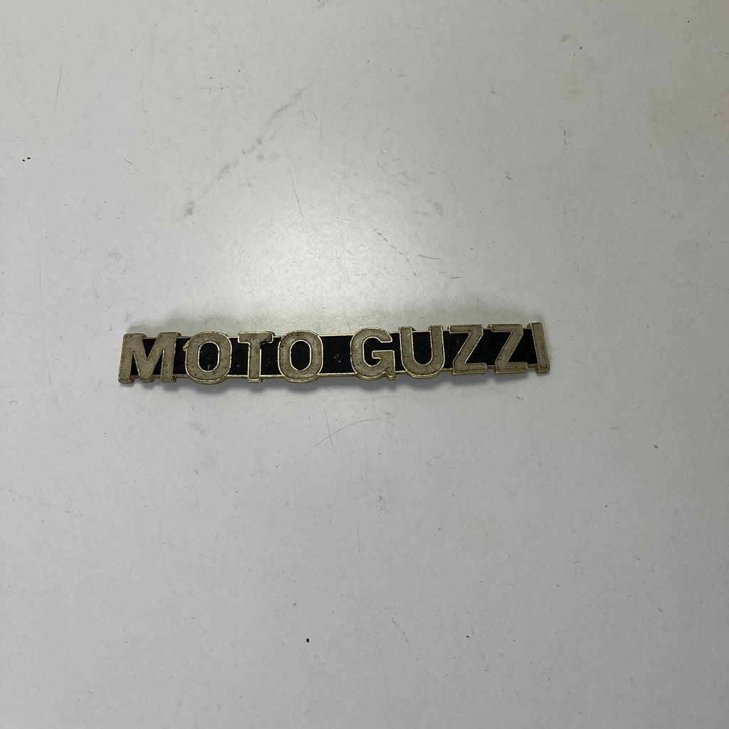 TARGHETTA EMBLEMA "MOTO GUZZI" IN ALLUMINIO USATO PICCOLA