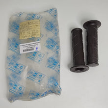 Carica l&#39;immagine nel visualizzatore di Gallery, Coppia Manopole Marrone 100039M000 Vespa ET2/ET4 Liberty 50/125/150