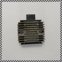 Carica l&#39;immagine nel visualizzatore di Gallery, REGOLATORE DI TENSIONE PER SUZUKI BURGMAN 400 COD. V734100150